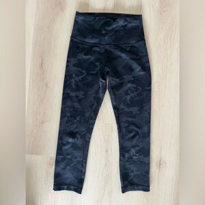 Lululemon Wundertrain Cropped Legging in Camo, Size 4